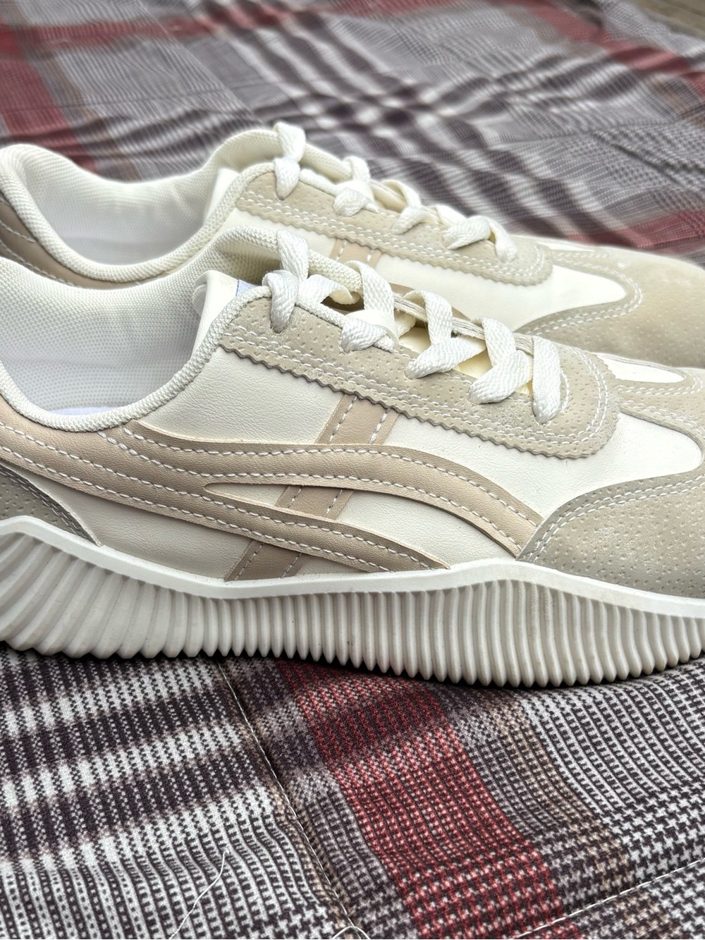 DeFlorance Women’s Cream & White Sneakers size 7